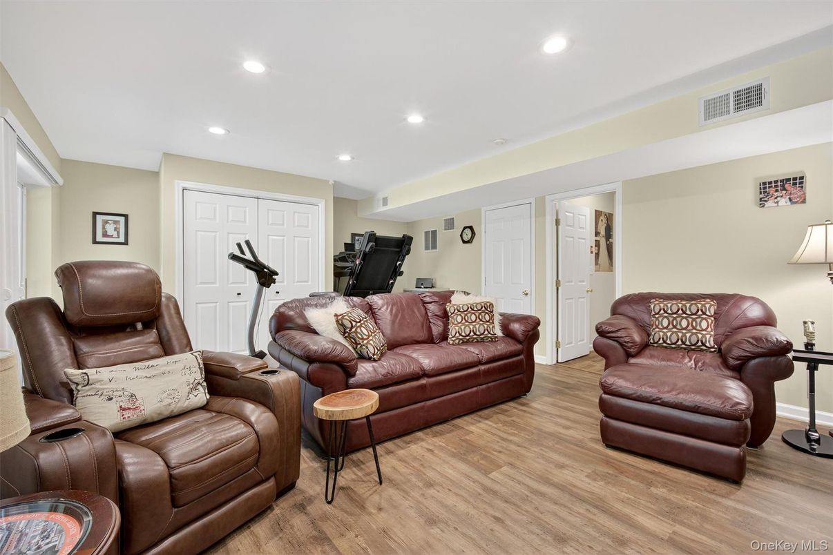 Fitness Equipment, Interior, Living room, Recessed Lighting, Wood Texture Flooring