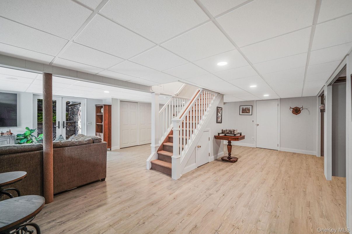 Interior, Recessed Lighting, Wood Texture Flooring