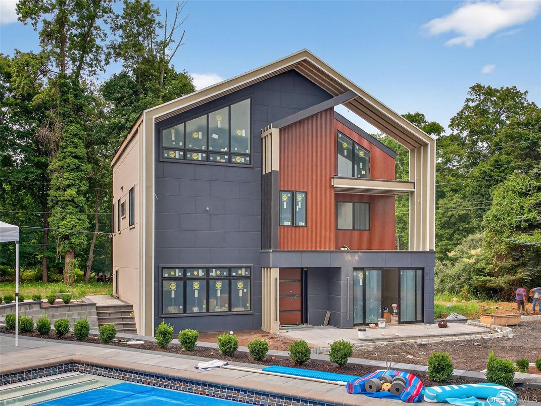 Exterior, Facade, Pool, Modern