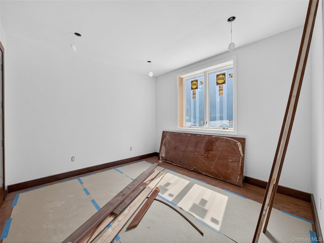 Empty room, Interior, Pendant Lights