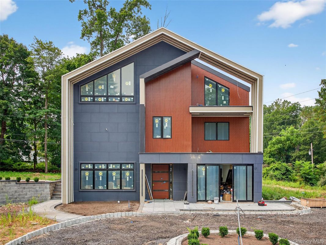 Exterior, Facade, Modern