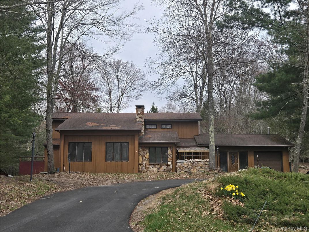 Attached, Exterior, Facade, Split Level
