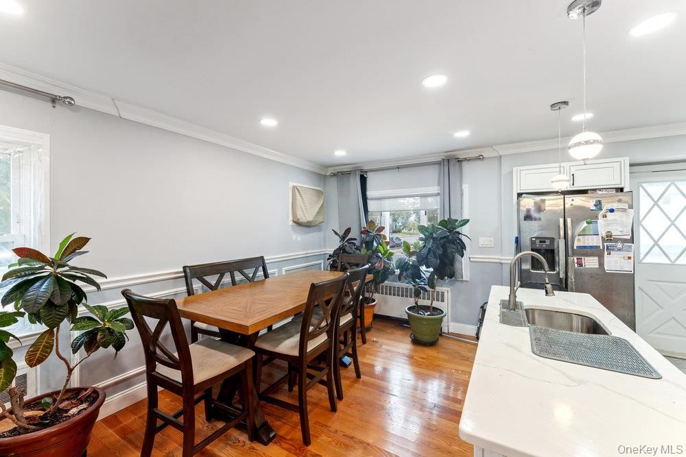 Dining room, Interior, Kitchen, Pendant Lights, Recessed Lighting, Wood Texture Flooring