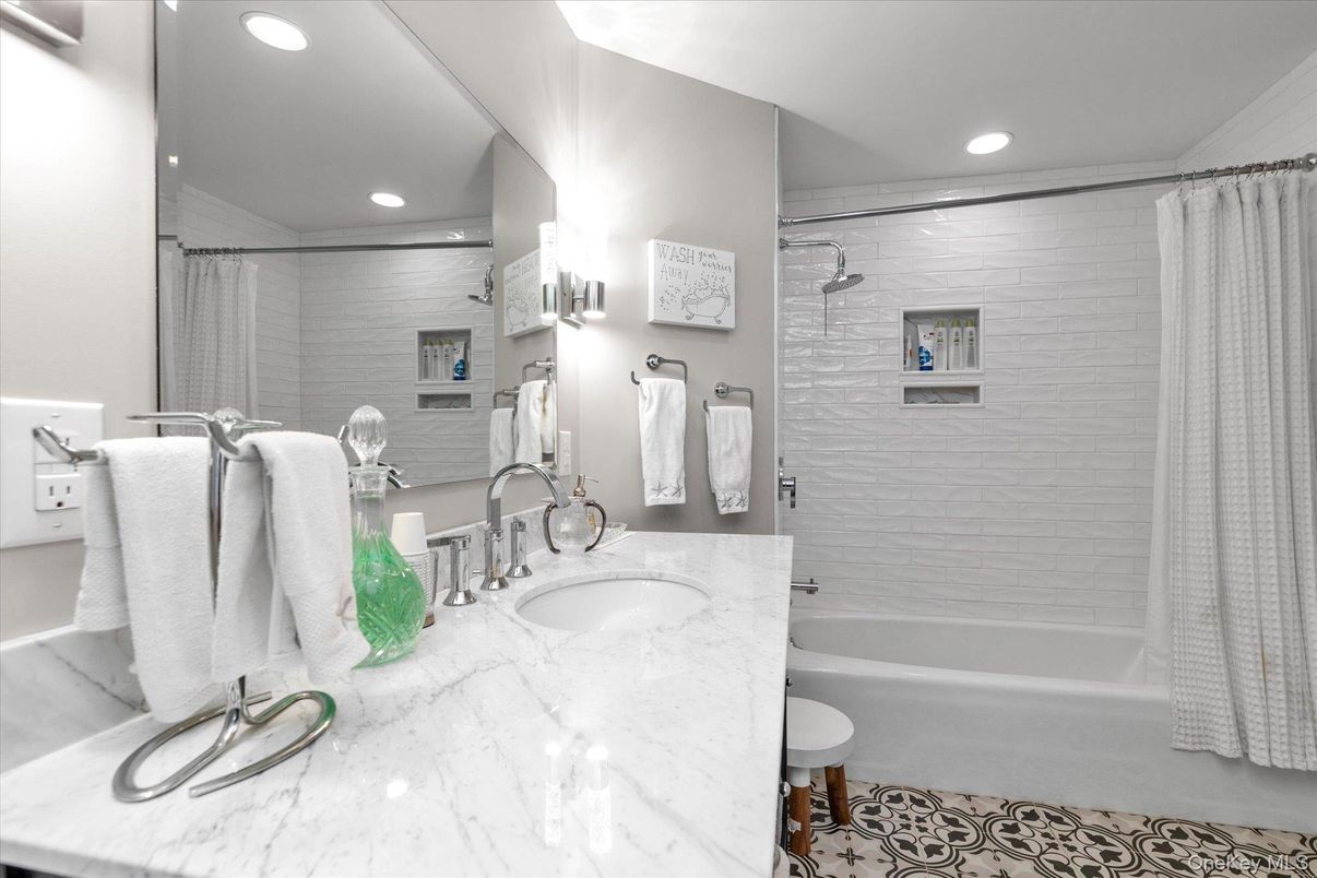 Bathroom, Interior, Recessed Lighting