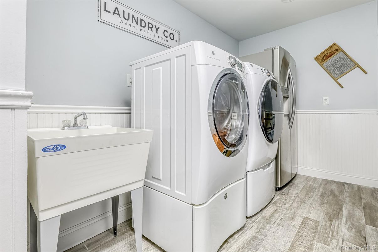 Interior, Washer, Wood Texture Flooring