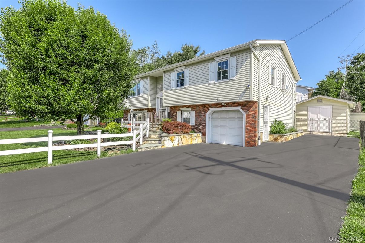 Attached, Exterior, Facade, Brick Facade, Raised Ranch