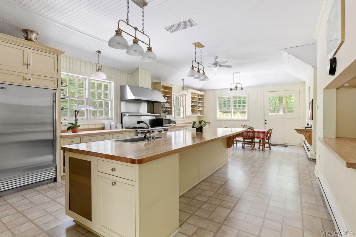 Dining room, Interior, Kitchen, Pendant Lights, Stainless Steel Appliances