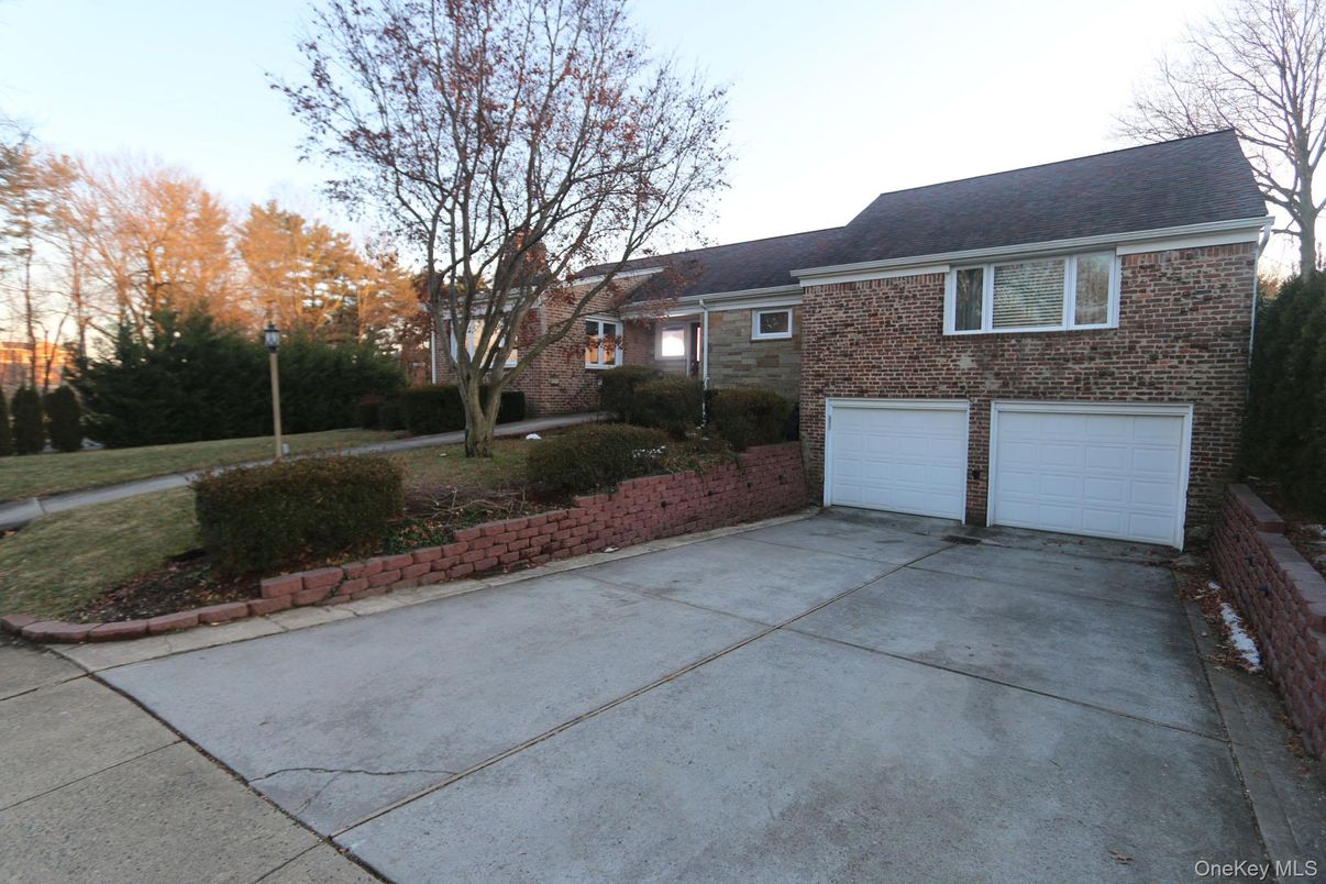 Attached, Exterior, Facade, Brick Facade, Split Level