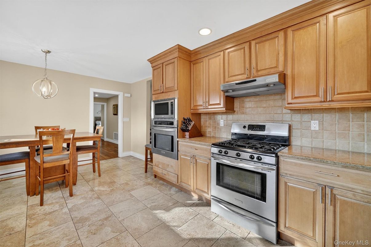 Dining room, Interior, Kitchen, Pendant Lights, Recessed Lighting, Stainless Steel Appliances