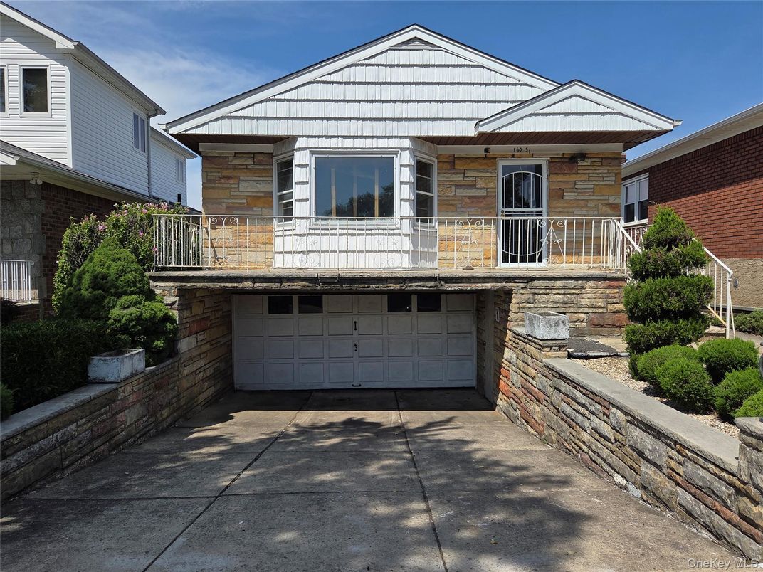Attached, Exterior, Facade, American Craftsman