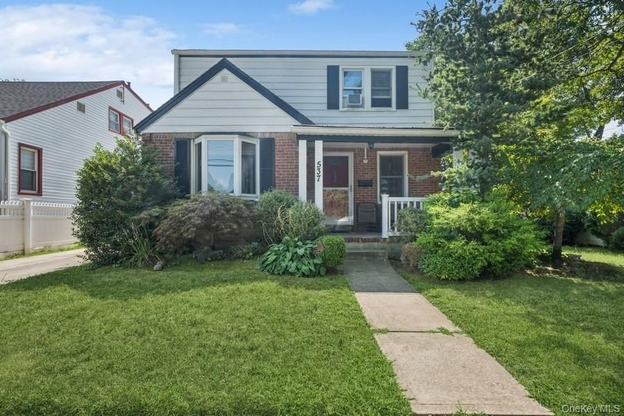 Exterior, Facade, Brick Facade, Split Level