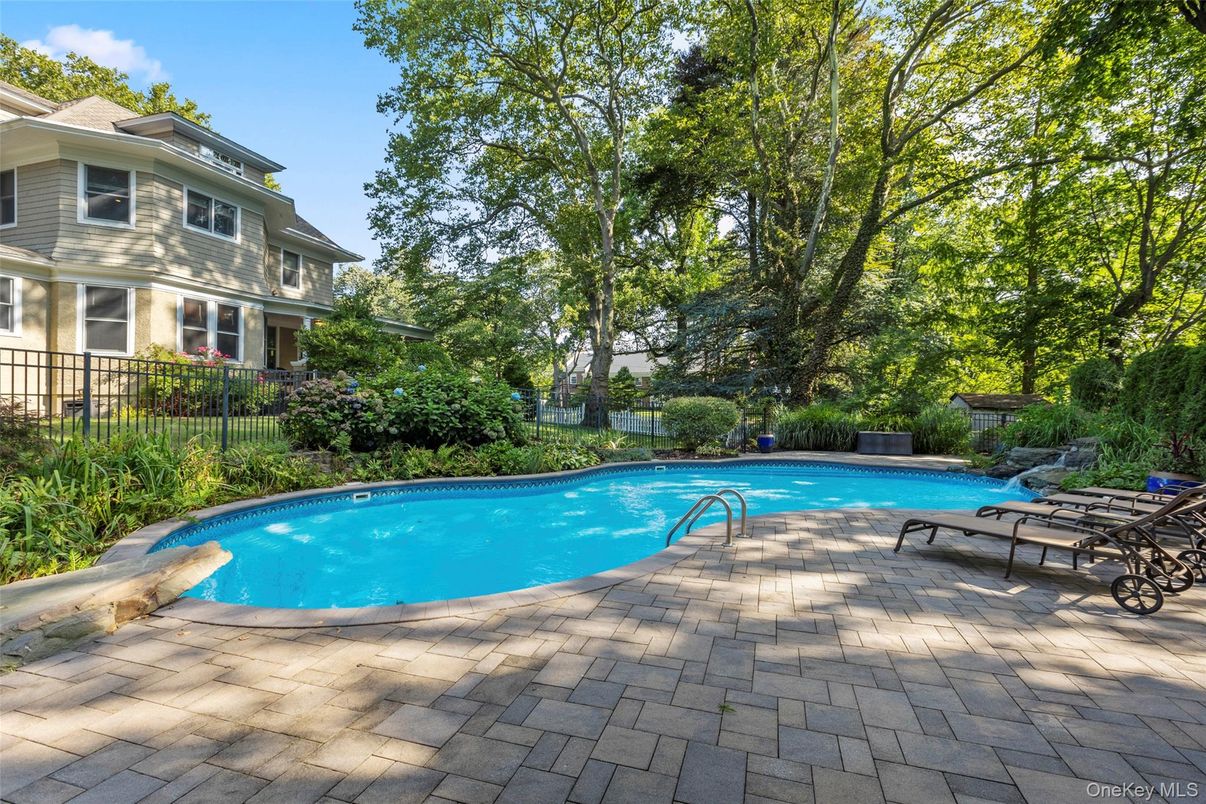 Exterior, Pool