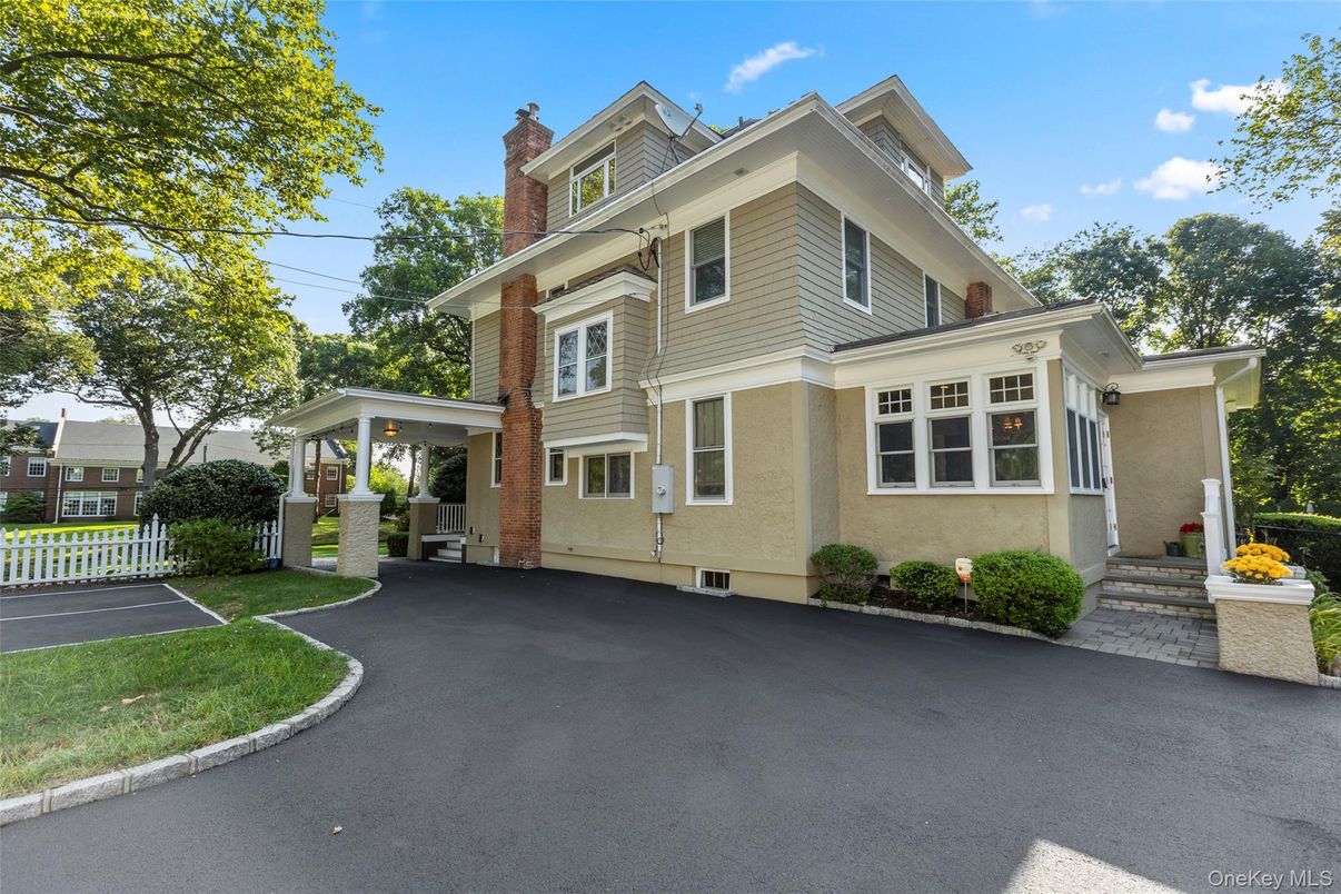 Exterior, Facade, American Foursquare