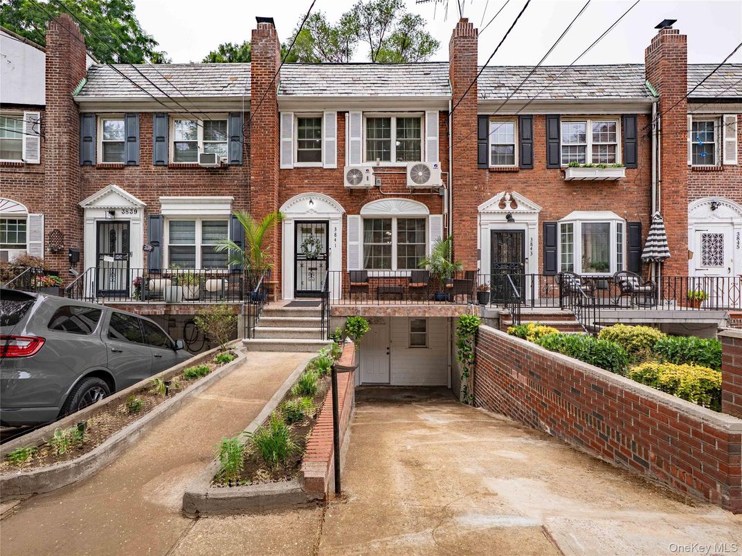 Exterior, Facade, Brick Facade, Rowhouse