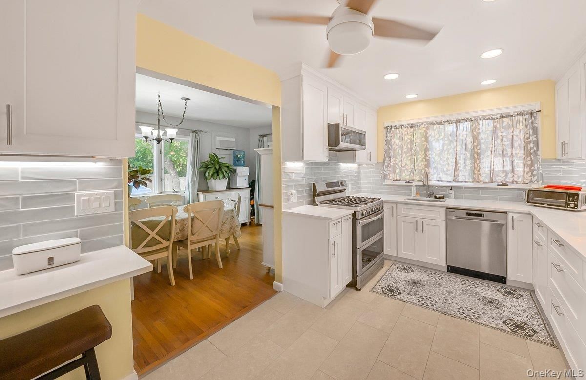 Chandelier, Dining room, Interior, Kitchen, Pendant Lights, Recessed Lighting, Stainless Steel Appliances, Wood Texture Flooring