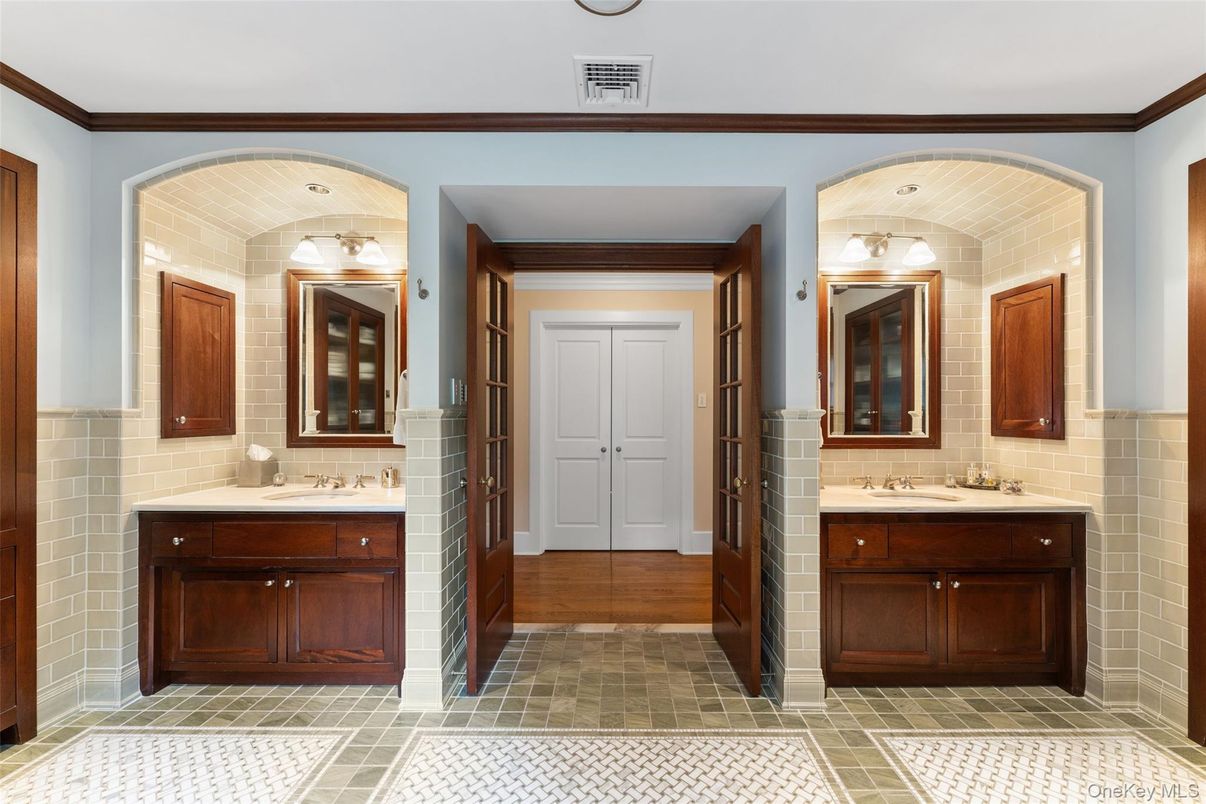 Bathroom, Dual Sink Vanities, Interior, Wood Texture Flooring
