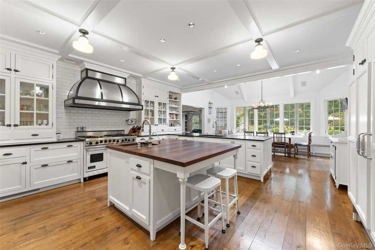 Chandelier, Dining room, Interior, Kitchen, Recessed Lighting, Stainless Steel Appliances, Wood Texture Flooring
