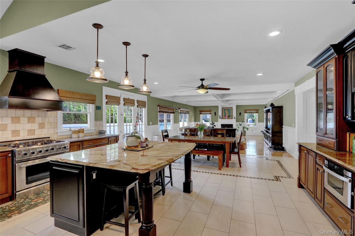 Dining room, Interior, Kitchen, Pendant Lights, Recessed Lighting, Stainless Steel Appliances