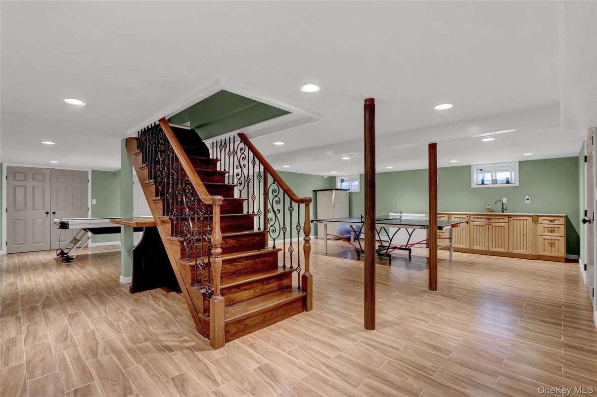 Interior, Recessed Lighting, Wood Texture Flooring