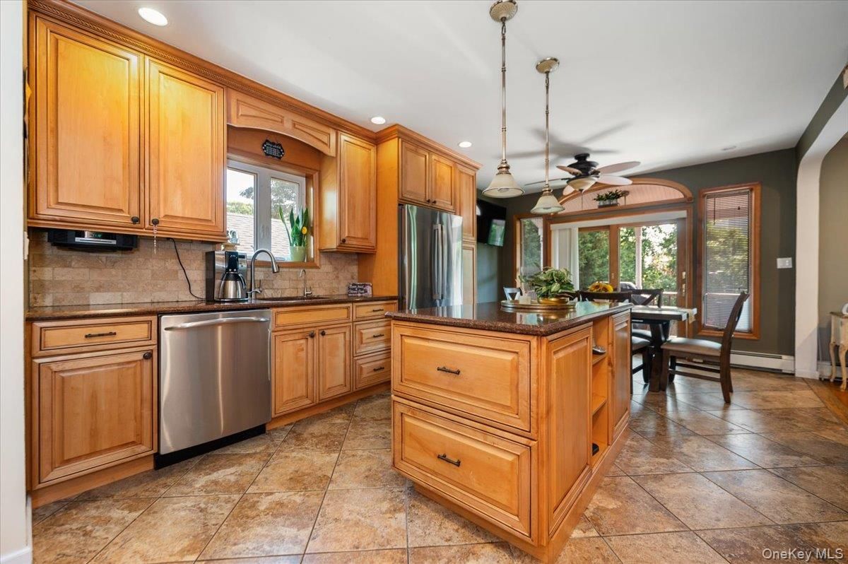 Dining room, Interior, Kitchen, Pendant Lights, Recessed Lighting, Stainless Steel Appliances