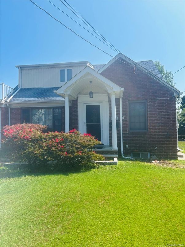 Exterior, Facade, Brick Facade, American Craftsman