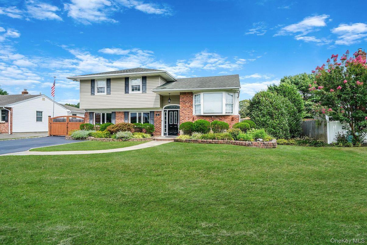 Backyard, Exterior, Facade, Brick Facade, Split Level