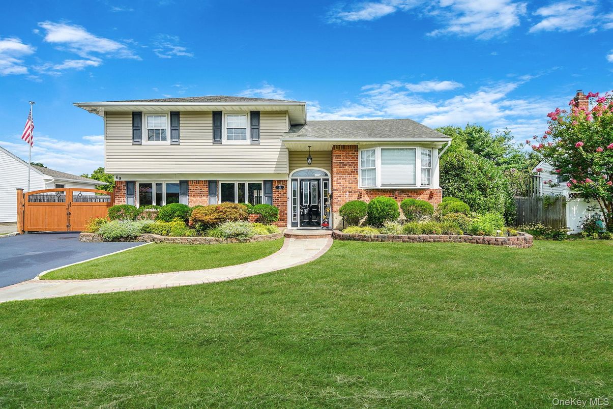Exterior, Facade, Brick Facade, Split Level