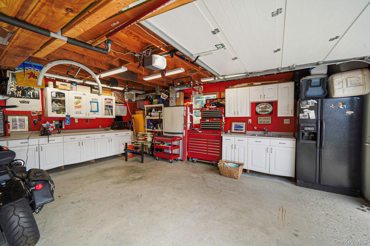 Garage, Interior, Washer, Wooden Beams