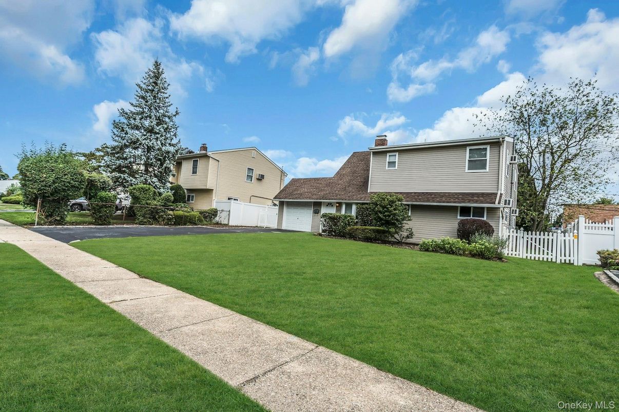 Attached, Exterior, Facade, Brick Facade, Raised Ranch