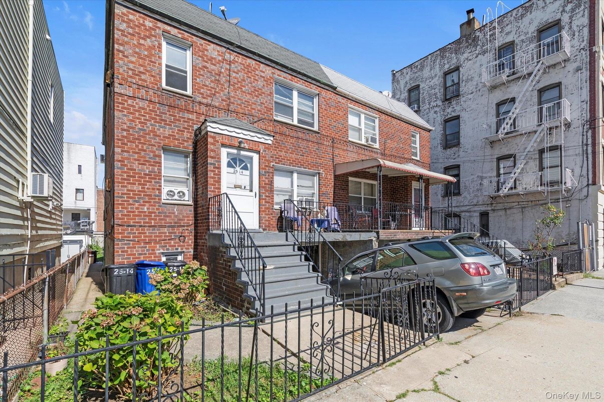 Exterior, Facade, Brick Facade, Rowhouse