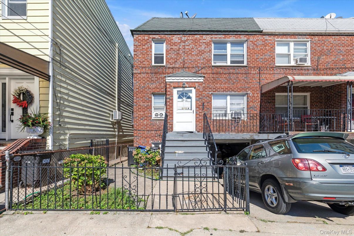 Exterior, Facade, Brick Facade, Rowhouse