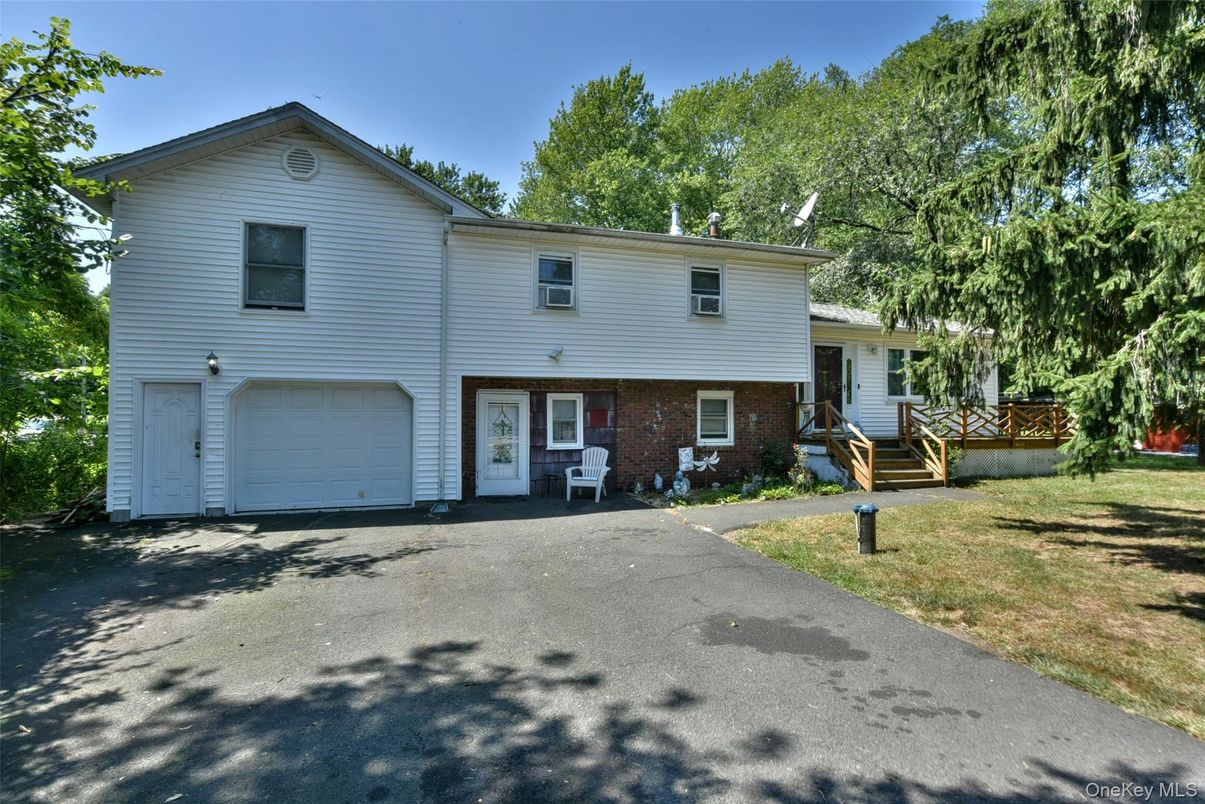 Attached, Exterior, Facade, Brick Facade, Raised Ranch