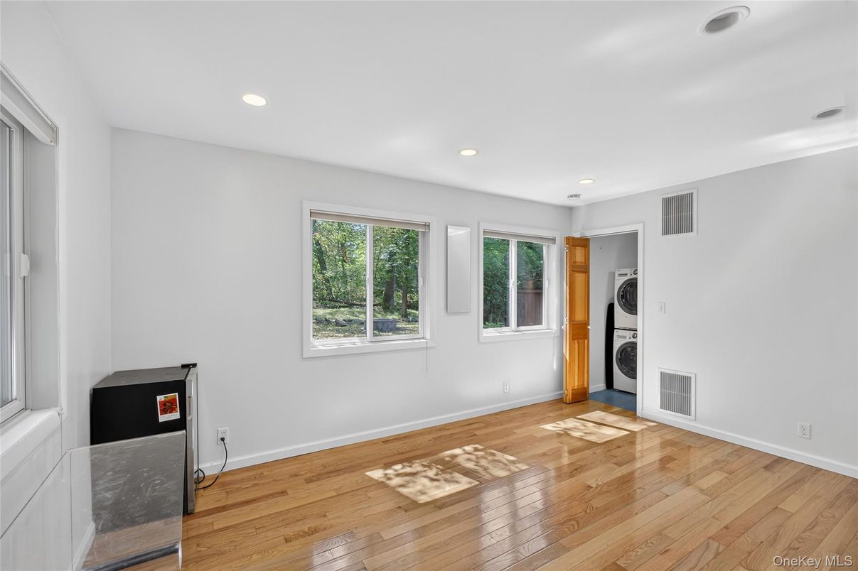 Empty room, Interior, Recessed Lighting, Washer, Wood Texture Flooring