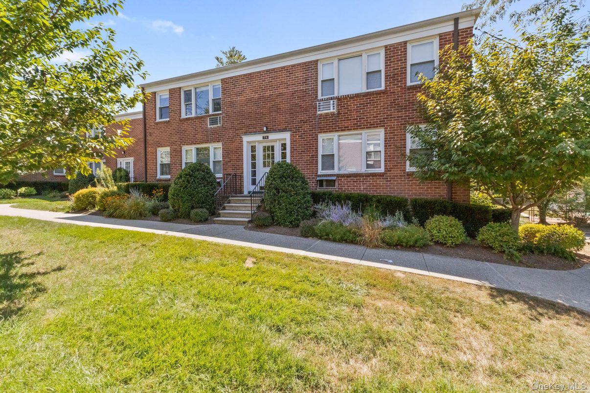 Exterior, Facade, Brick Facade, Georgian