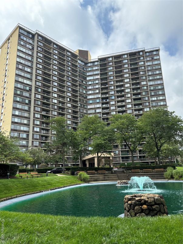 Exterior, Facade, Pool, Highrise