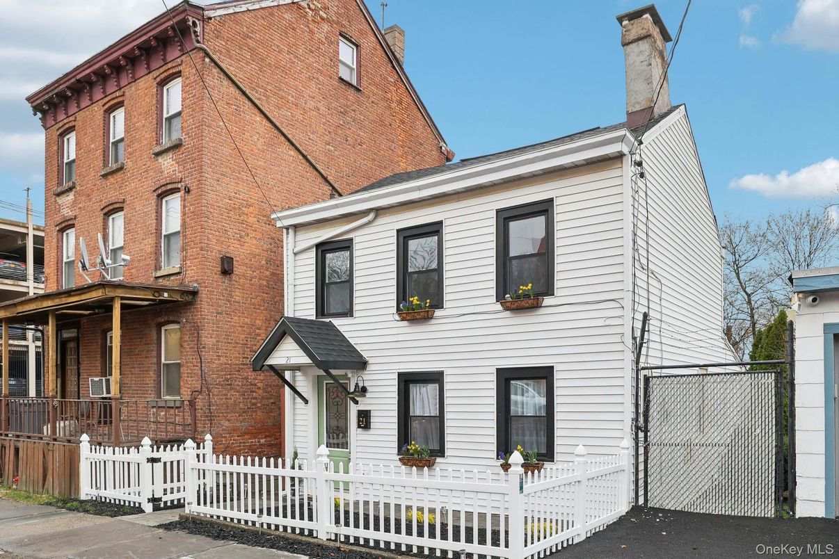 Exterior, Facade, Brick Facade, Rowhouse