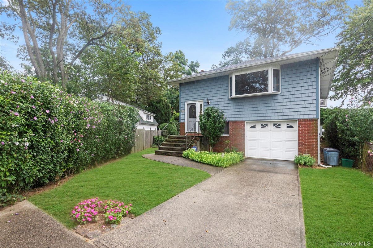 Attached, Exterior, Facade, Brick Facade, Raised Ranch