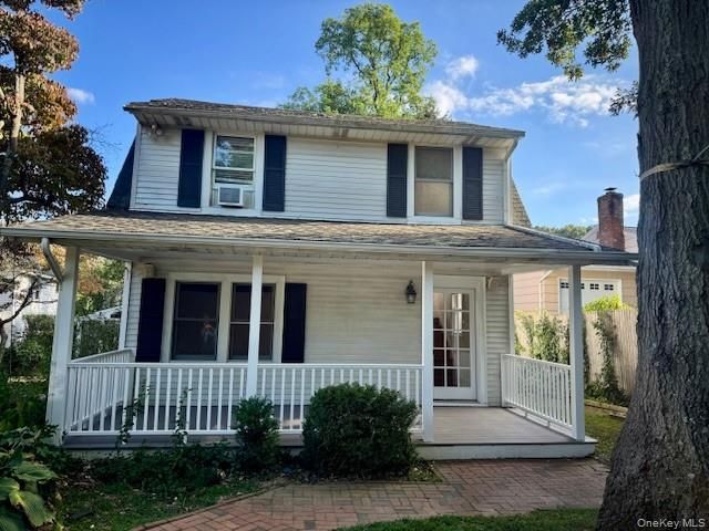 Exterior, Facade, American Foursquare