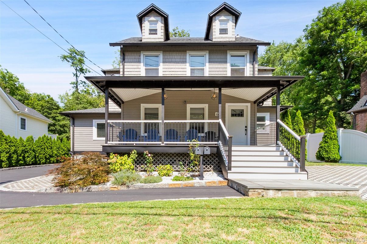 Exterior, Facade, American Foursquare