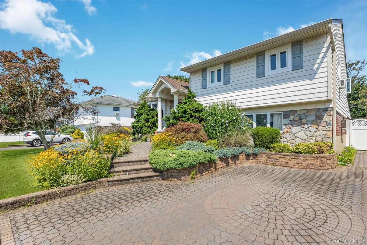 Exterior, Facade, Split Level