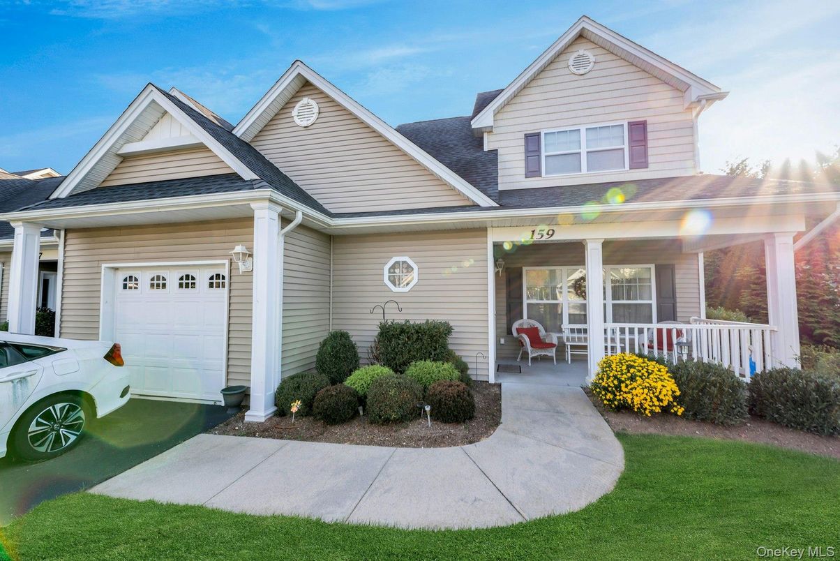 Attached, Exterior, Facade, American Craftsman