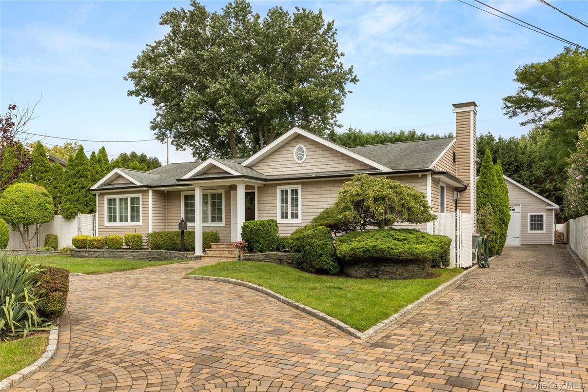 Exterior, Facade, Ranch