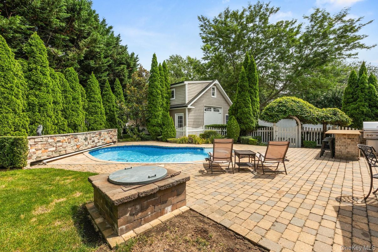 Exterior, Outdoor Kitchen, Pool