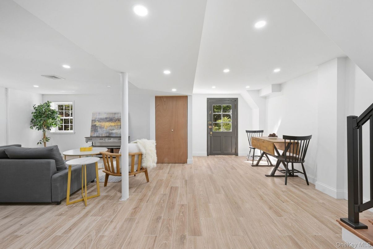 Interior, Recessed Lighting, Wood Texture Flooring