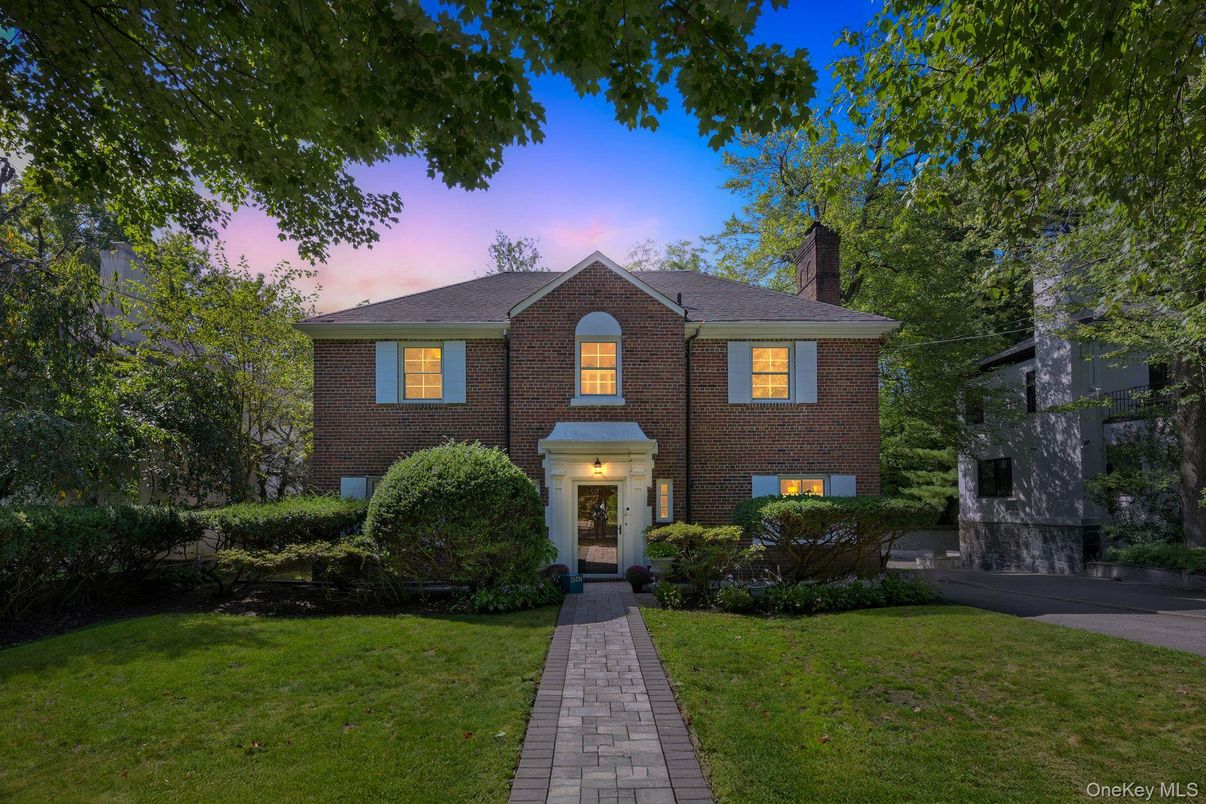 Exterior, Facade, Brick Facade, Georgian