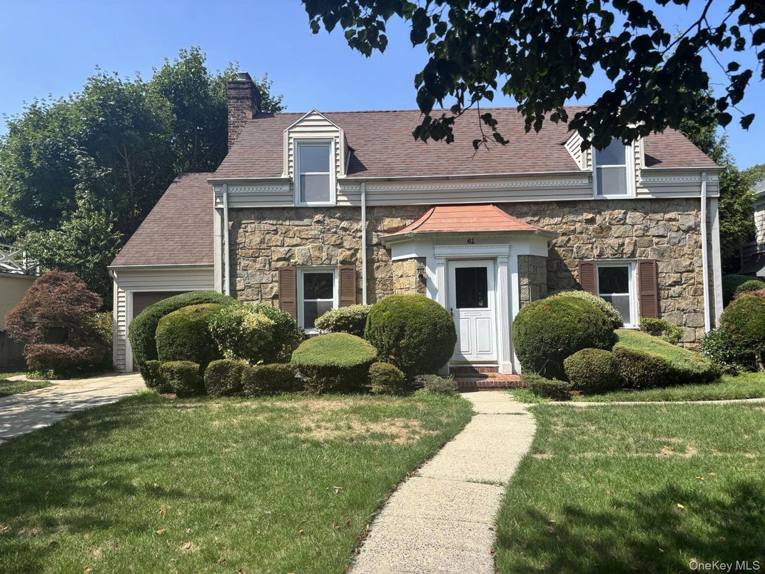 Attached, Exterior, Facade, Cape Cod