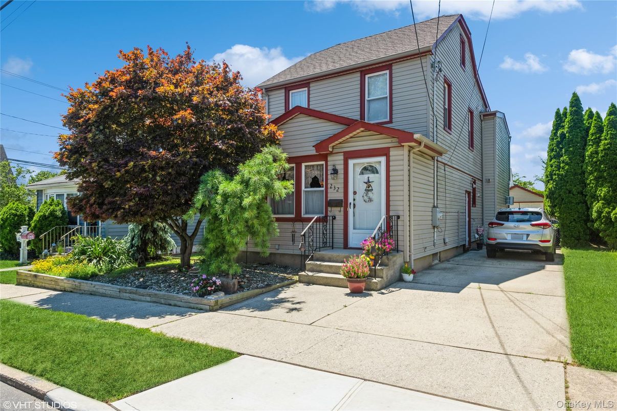 Exterior, Facade, Queen Anne Victorian