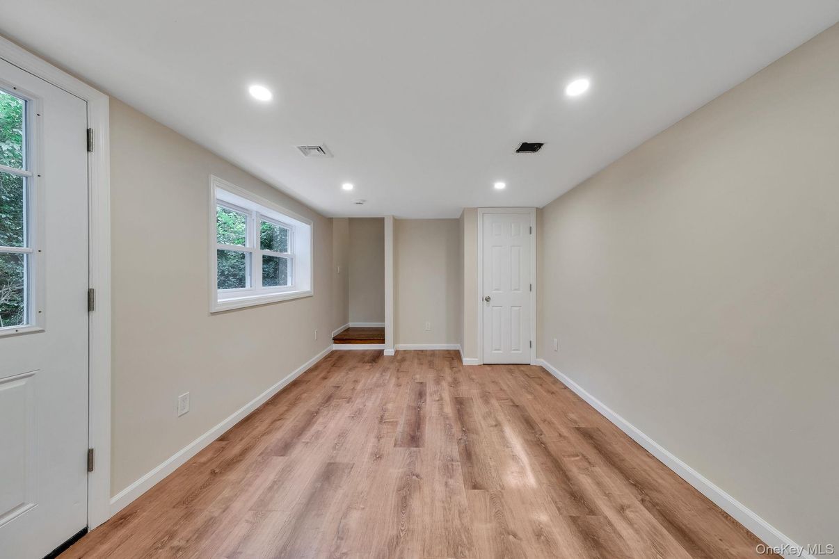 Empty room, Interior, Recessed Lighting, Wood Texture Flooring