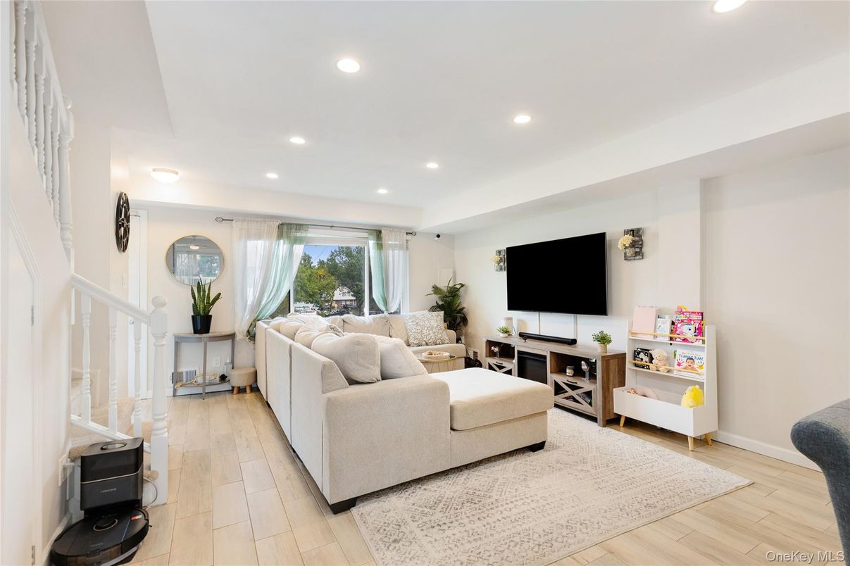 Interior, Living room, Recessed Lighting, Wood Texture Flooring