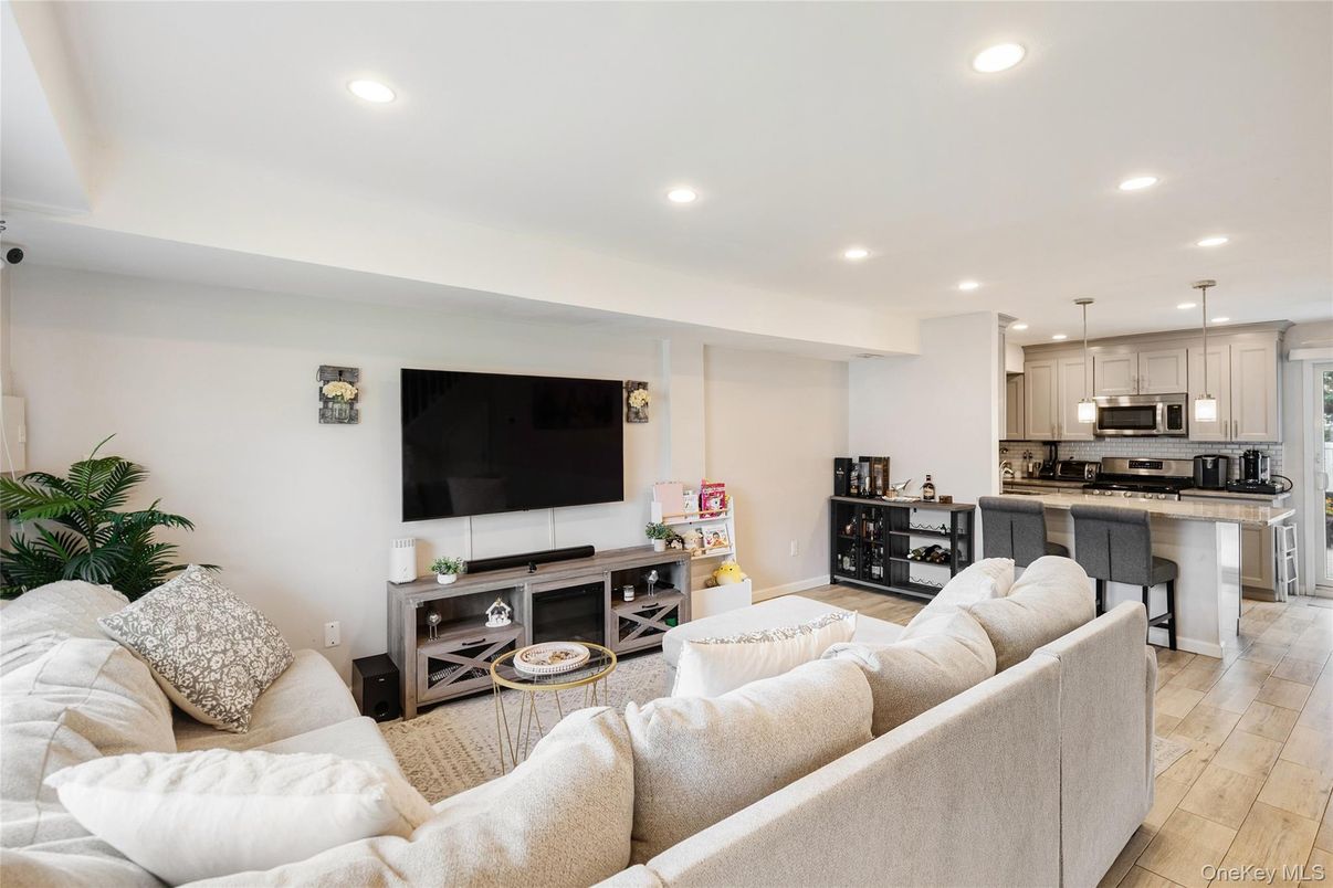 Interior, Kitchen, Living room, Pendant Lights, Recessed Lighting, Stainless Steel Appliances, Wood Texture Flooring